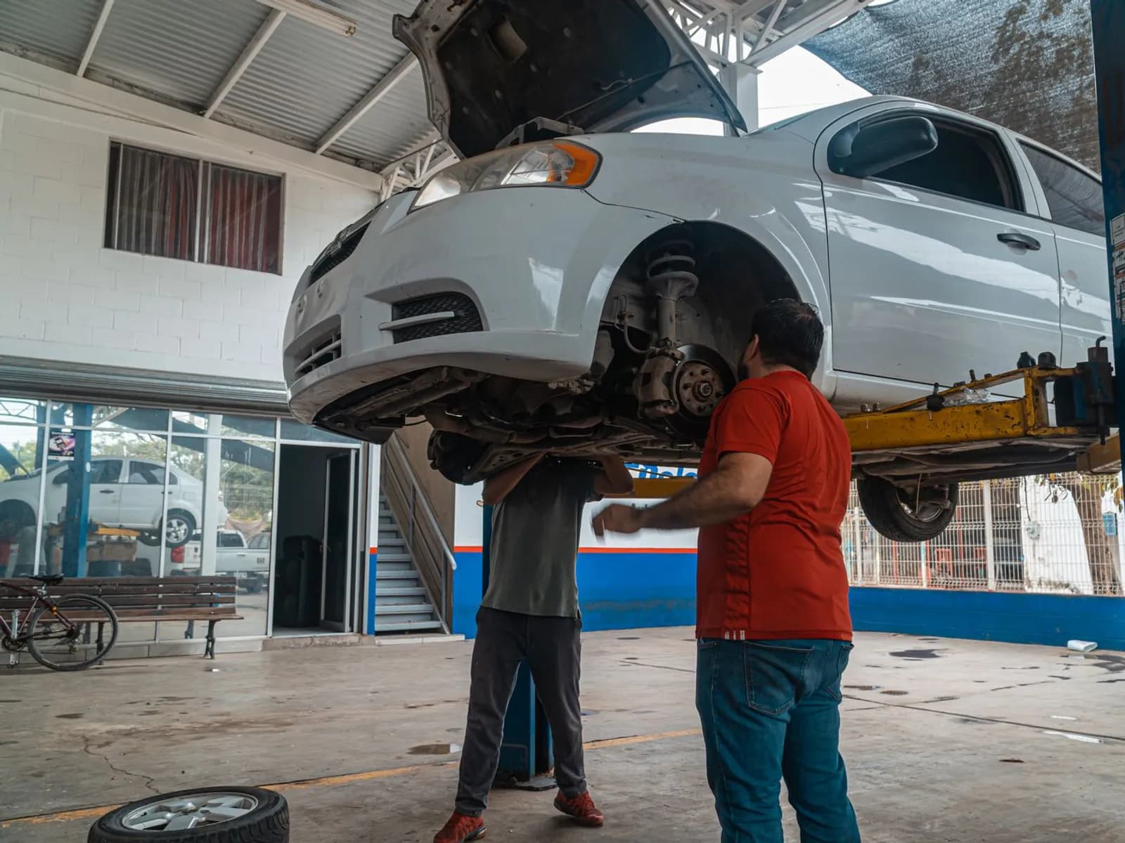 L'espace de démontage — atelier Garage Ludovic Jouffre