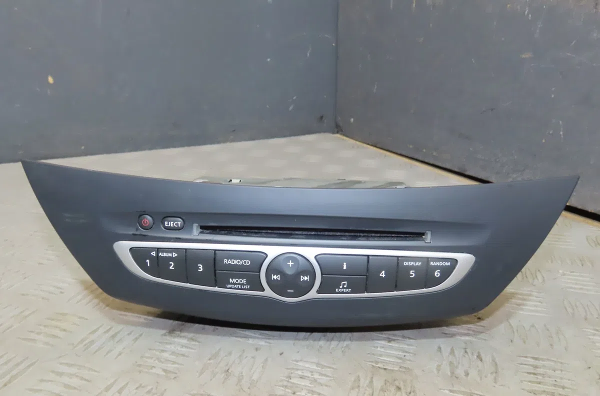 Autoradio Renault LAGUNA III (BT0-1) 2.0 dci (bt07, bt0j, bt14, bt1a, bt1s) (2007-2015) 5 portes occasion