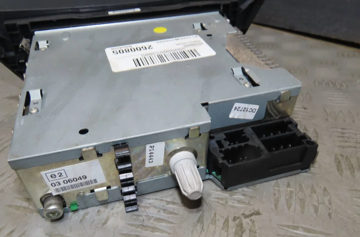 Autoradio Renault LAGUNA III (BT0-1) 2.0 dci (bt07, bt0j, bt14, bt1a, bt1s) (2007-2015) 5 portes occasion