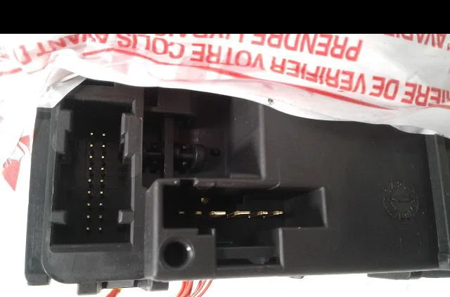 Bloc commodos Renault CLIO III (BR0-1, CR0-1) 1.5 dci (2010-2014) 3 portes occasion