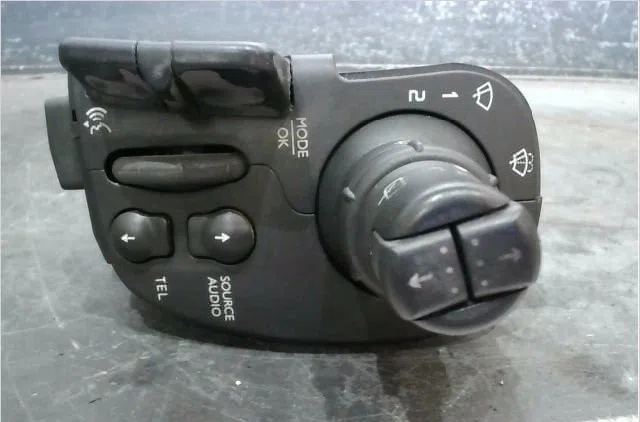 Bloc commodos Renault CLIO III (BR0-1, CR0-1) 1.5 dci (2010-2014) 5 portes occasion