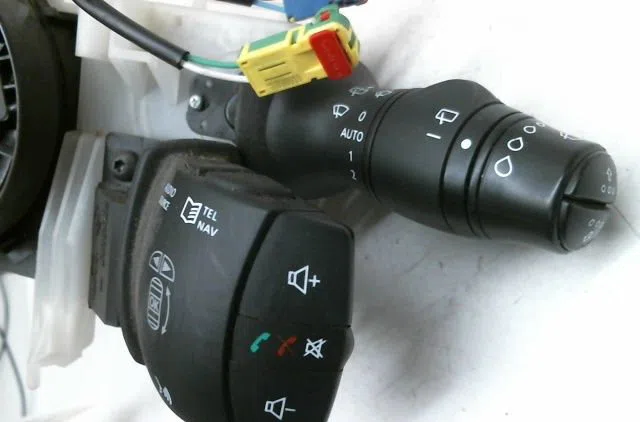 Bloc commodos Renault SCÉNIC III (JZ0-1_) 1.5 dci (2009) 5 portes occasion