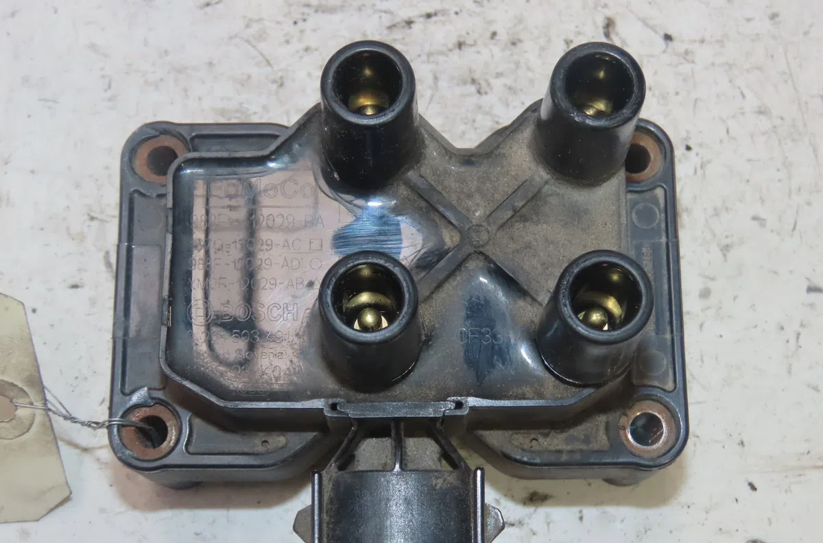 Bobine allumage Ford FOCUS I A trois volumes (DFW) 1.6 16v (1999-2004) occasion