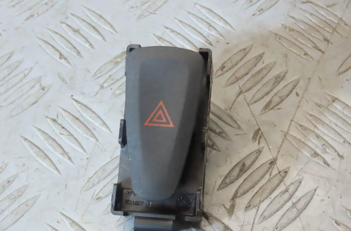 Bouton de warning Dacia SANDERO II 1.0 sce 75 (b8jc, b8jd) (2016) occasion