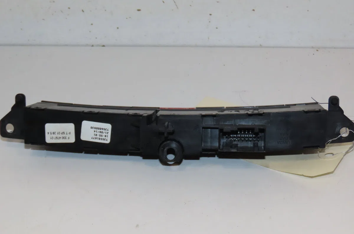 Bouton de warning Fiat 500L (351_, 352_) 1.3 d multijet (199lxy1a, 199lxy11) (2012) occasion — photo 2