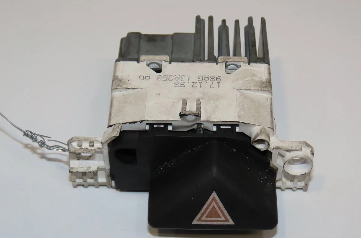 Bouton de warning Ford FOCUS I (DAW, DBW) 1.4 16v (1998-2004) occasion