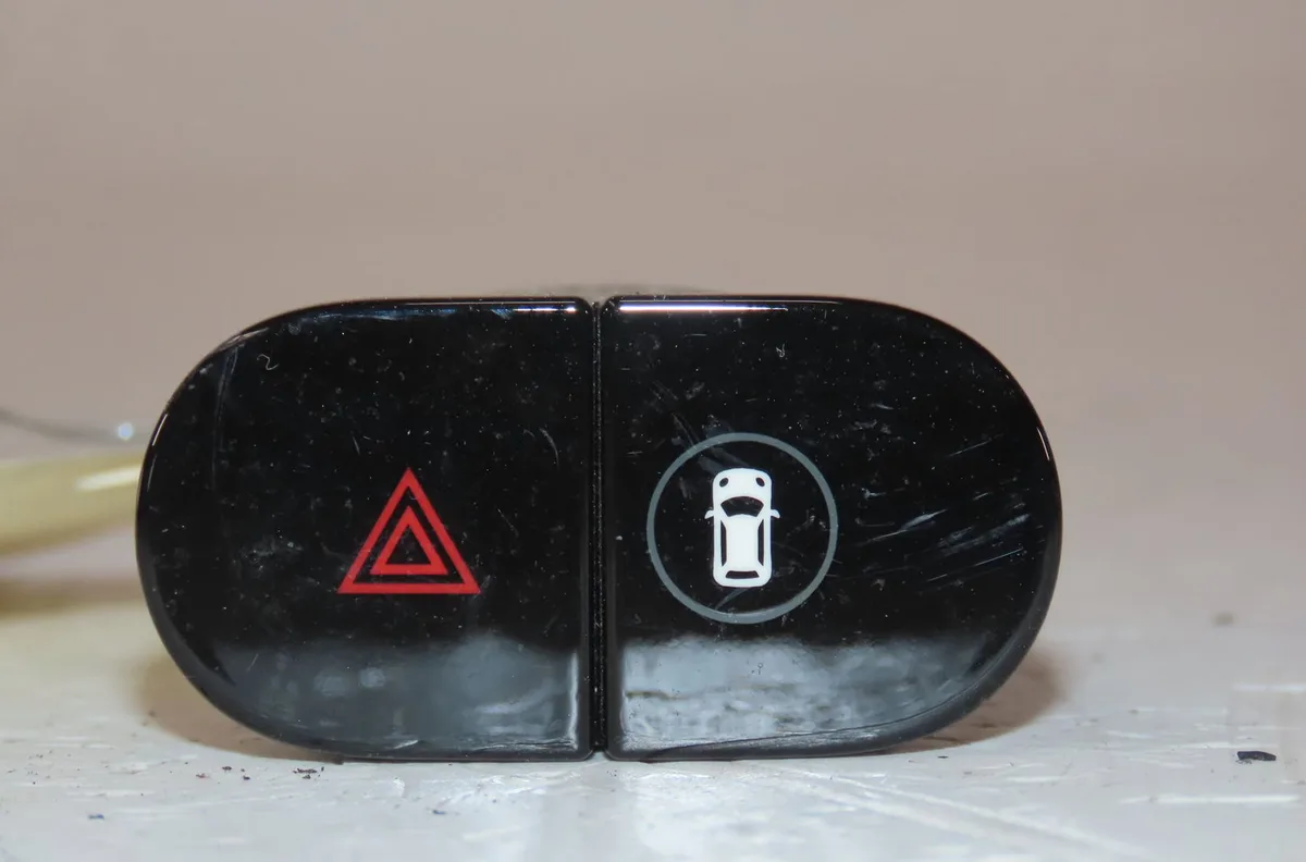 Bouton de warning Mini MINI CLUBMAN (F54) Cooper d (2014) occasion