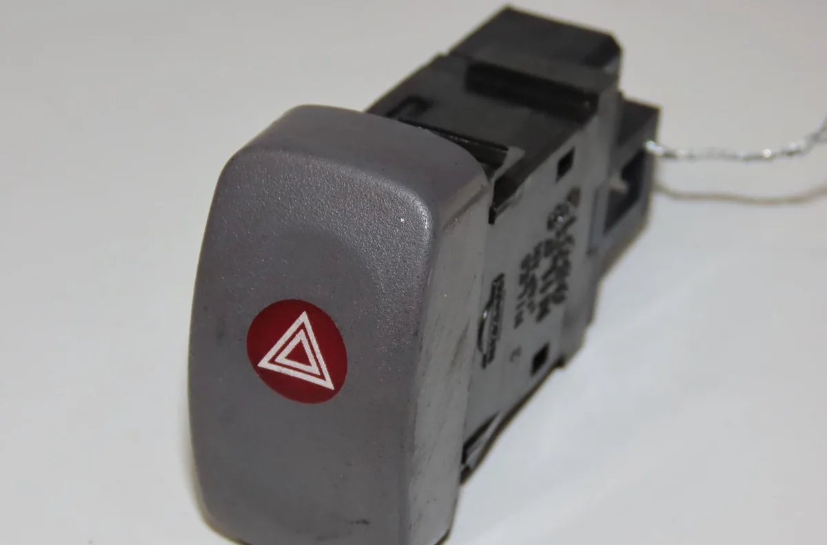 Bouton de warning Nissan MICRA II (K11) 1.0 i 16v (1992-2000) occasion