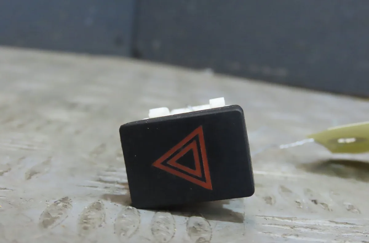 Bouton de warning Nissan QASHQAI - QASHQAI 2 I (J10, NJ10, JJ10E) 1.5 dci (2010-2013) 5 portes occasion