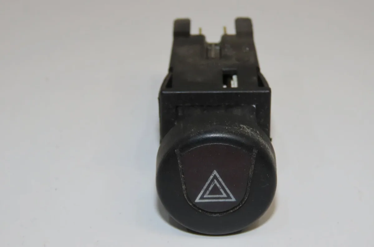 Bouton de warning Peugeot 306 3-5 portes (7A, 7C, N3, N5) 1.4 (1993-2001) 5 portes occasion