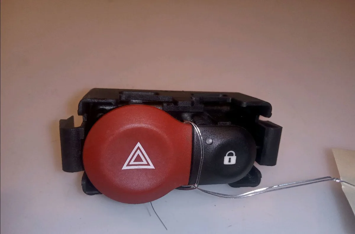 Bouton de warning Renault CLIO III (BR0-1, CR0-1) 1.2 16v (br0p, cr0p) (2007-2014) occasion