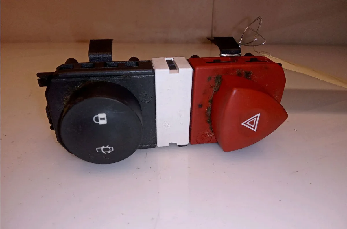 Bouton de warning Renault SCÉNIC II (JM0-1_) 1.5 dci (jm1e, jm16) (2005-2008) 5 portes occasion