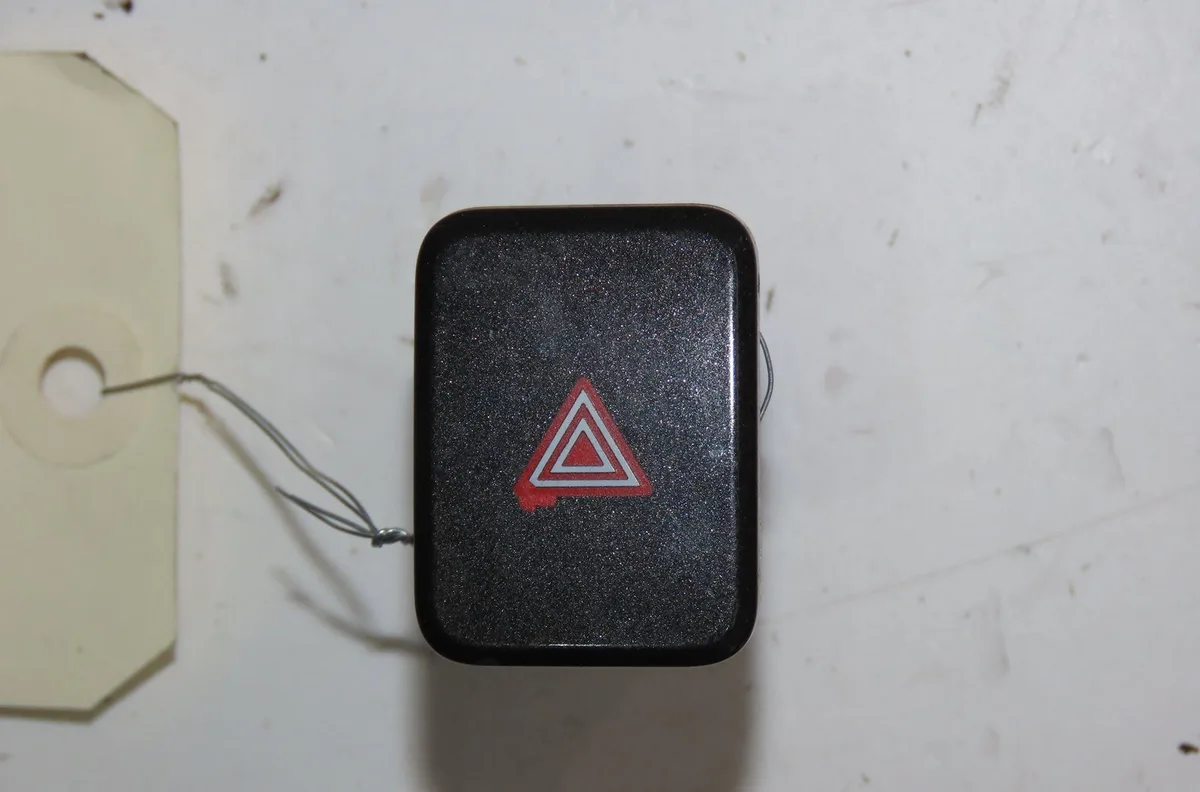 Bouton de warning Toyota AURIS (_E18_) 1.8 hybrid (zwe186_) (2012-2018) occasion