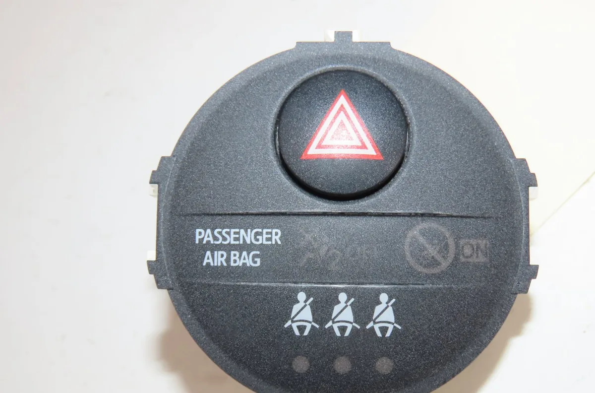 Bouton de warning Toyota YARIS (_P13_) 1.5 hybrid (nhp130_) (2012) occasion