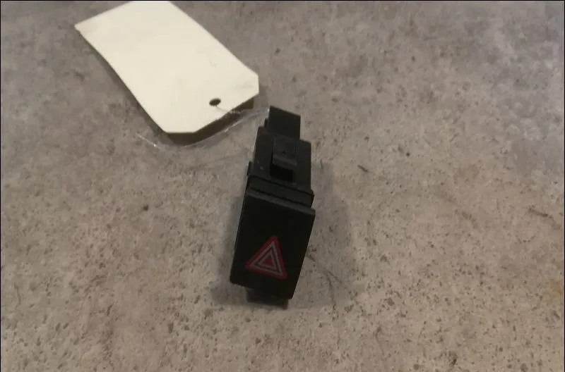 Bouton de warning Volkswagen POLO (9N_, 9A_) 1.2 (2002-2007) occasion
