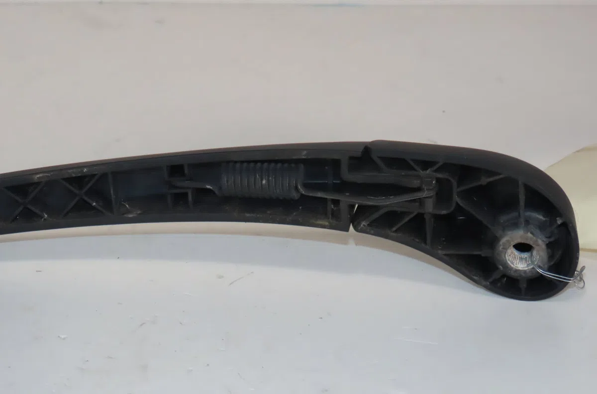 Bras essuie-glace arrière Renault MEGANE III Grandtour (KZ0-1) 1.5 dci (kz09, kz0d, kz1g, kz29, kz14, kz1w, kz10, kz1f,.