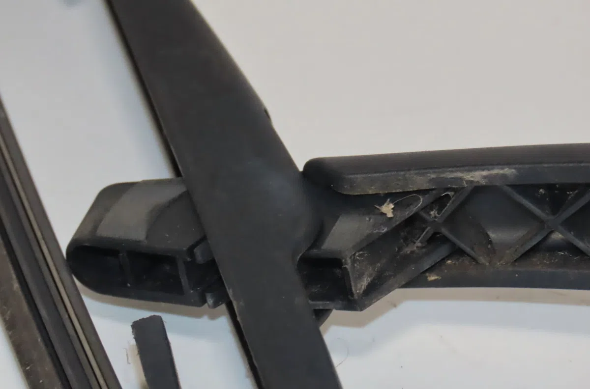 Bras essuie-glace arrière Renault MEGANE III Grandtour (KZ0-1) 1.5 dci (kz09, kz0d, kz1g, kz29, kz14, kz1w, kz10, kz1f,.