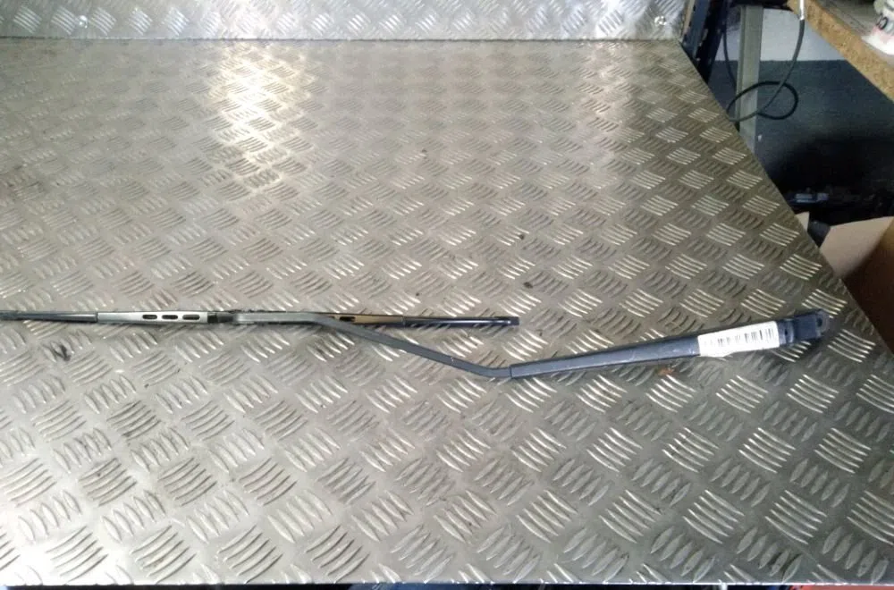 Bras essuie-glace avant droit Peugeot 306 3-5 portes (7A, 7C, N3, N5) 1.9 dt (1993-2001) occasion