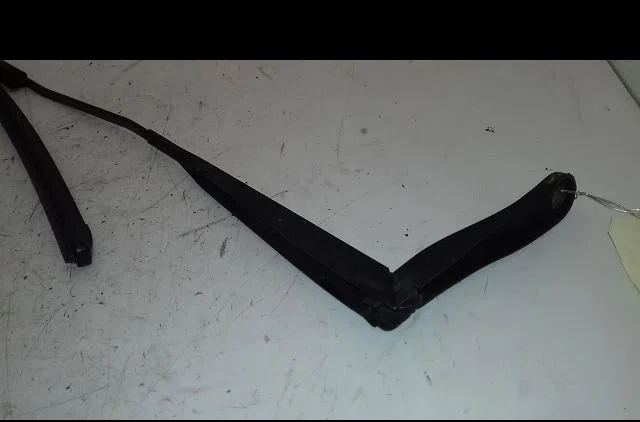 Bras essuie-glace avant droit Renault MEGANE III 3-5 portes (BZ0-1_, B3_) 1.5 dci (2009) 5 portes occasion