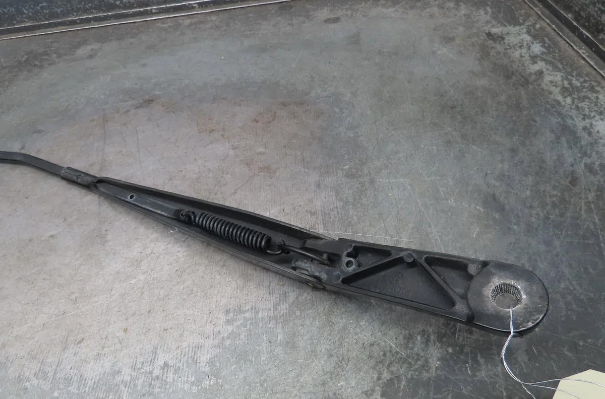 Bras essuie-glace avant droit Volkswagen SCIROCCO III (137, 138) 2.0 tfsi (2008-2009) occasion
