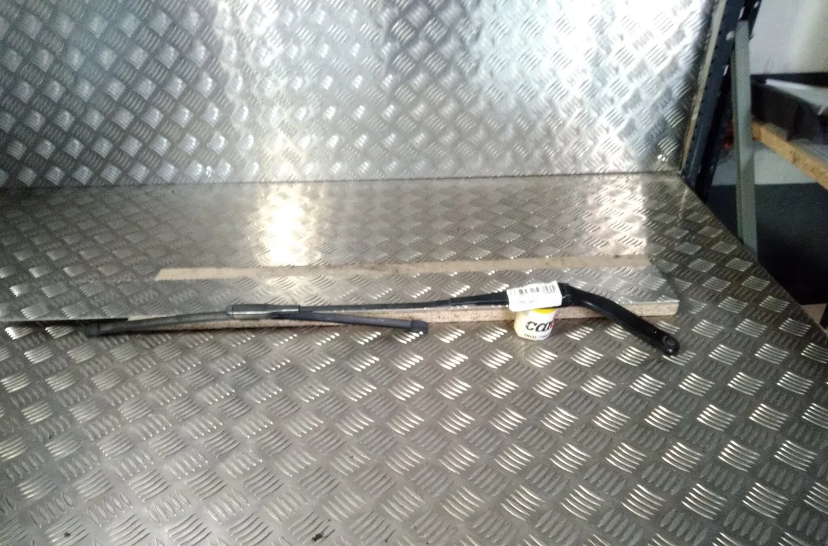 Bras essuie-glace avant gauche Bmw 1 (E81) 118 d (2006-2011) 3 portes occasion