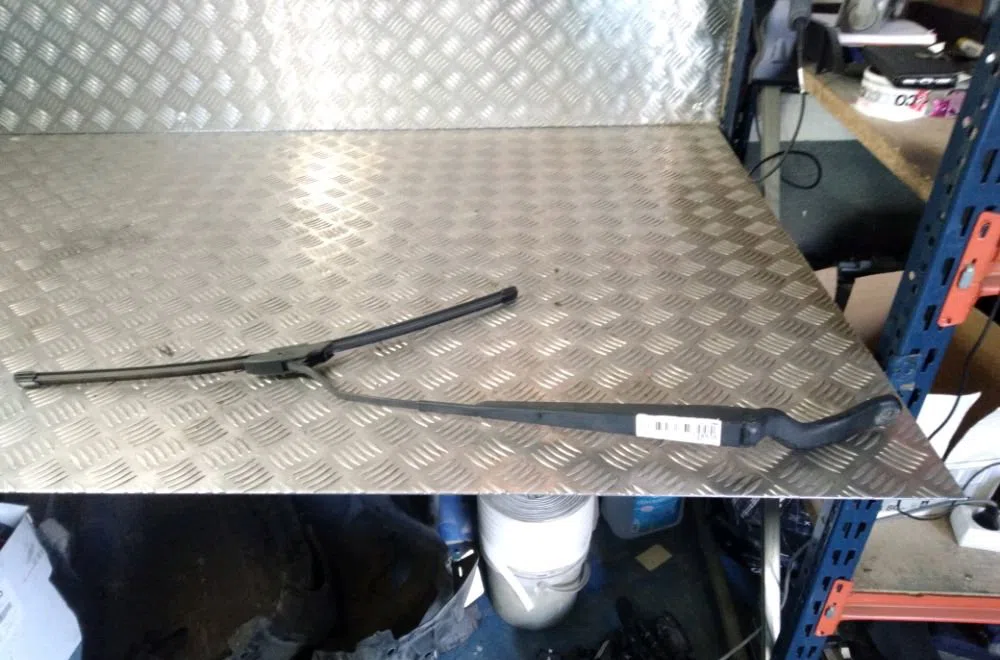 Bras essuie-glace avant gauche Ford FIESTA V (JH_, JD_) 1.6 16v (2001-2008) occasion