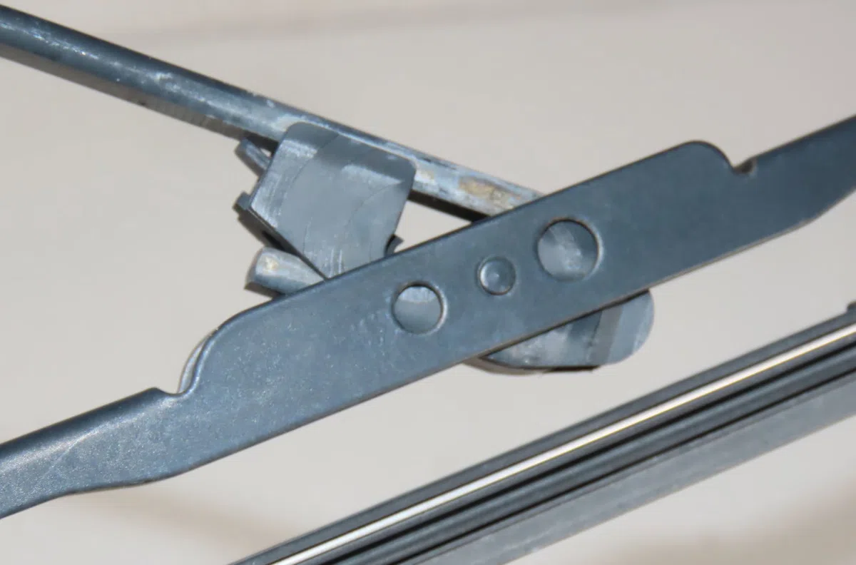 Bras essuie-glace avant gauche Peugeot 206 3-5 portes (2A-C) 1.9 d (1998-2001) 5 portes occasion