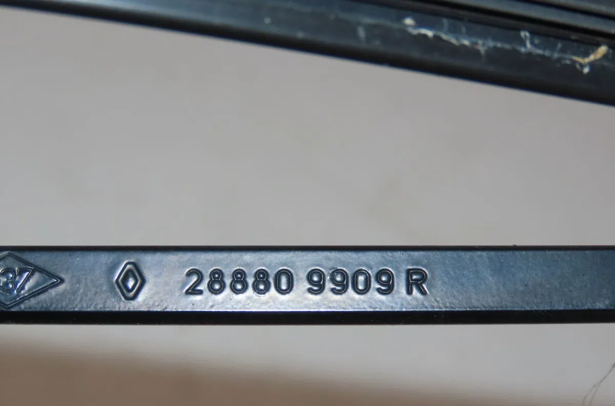Bras essuie-glace avant gauche Renault TWINGO II (CN0_) 1.2 16v (cn04, cn0a, cn0b) (2007-2014) 3 portes occasion