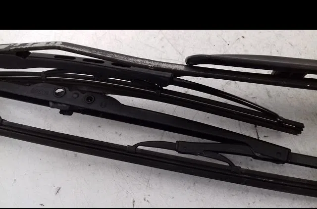 Bras essuie-glace avant Honda CIVIC VI Hatchback (EJ, EK) 1.4 i s (ej9) (1995-2001) occasion