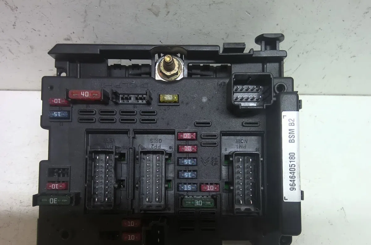 Bsm (boitier servitude moteur) Peugeot 206 3-5 portes (2A-C) 1.4 i (1998-2012) 3 portes occasion — photo 2