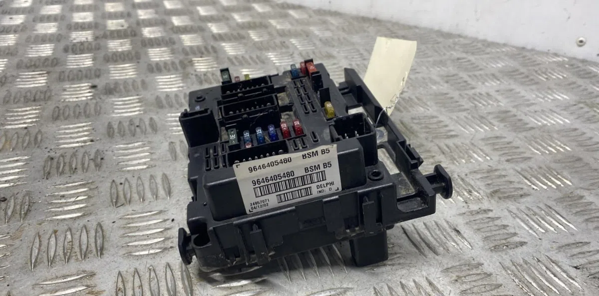 Bsm (boitier servitude moteur) PEUGEOT 406 COUPE occasion — photo 2