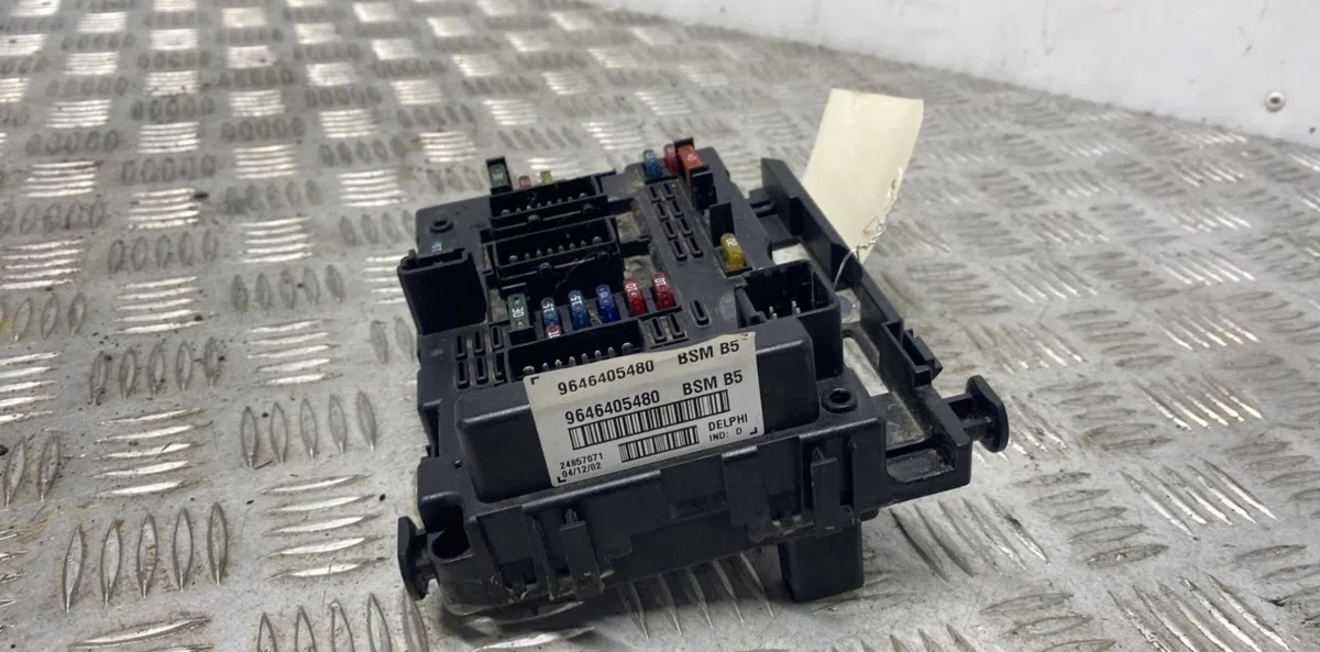 Bsm (boitier servitude moteur) PEUGEOT 406 COUPE occasion — photo 4