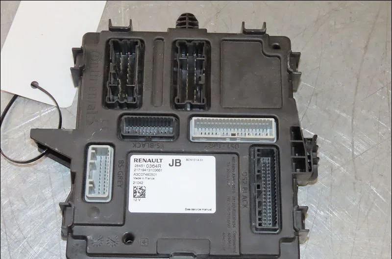 Bsm (boitier servitude moteur) Renault CLIO V (B7_) 1.6 e-tech 140 (b7mu) (2020) occasion — photo 2