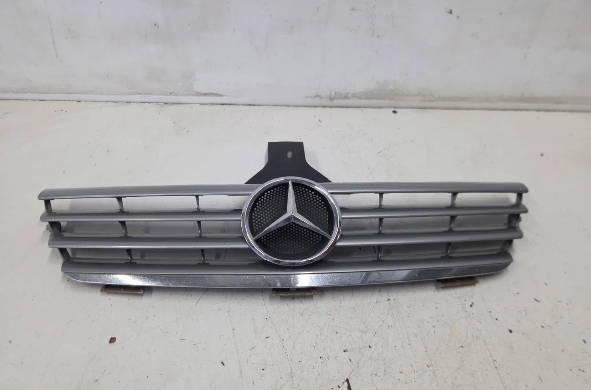 Calandre MERCEDES CLASSE C 203 COUPE SPORT PHASE 1 occasion — photo 4