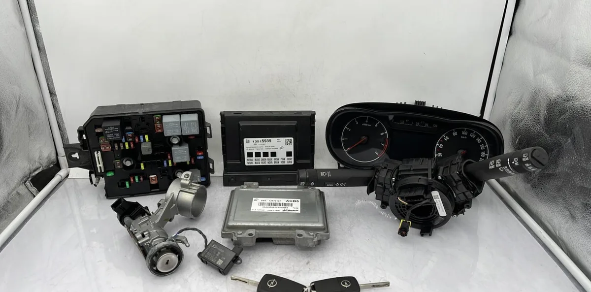 Calculateur moteur OPEL CORSA E occasion