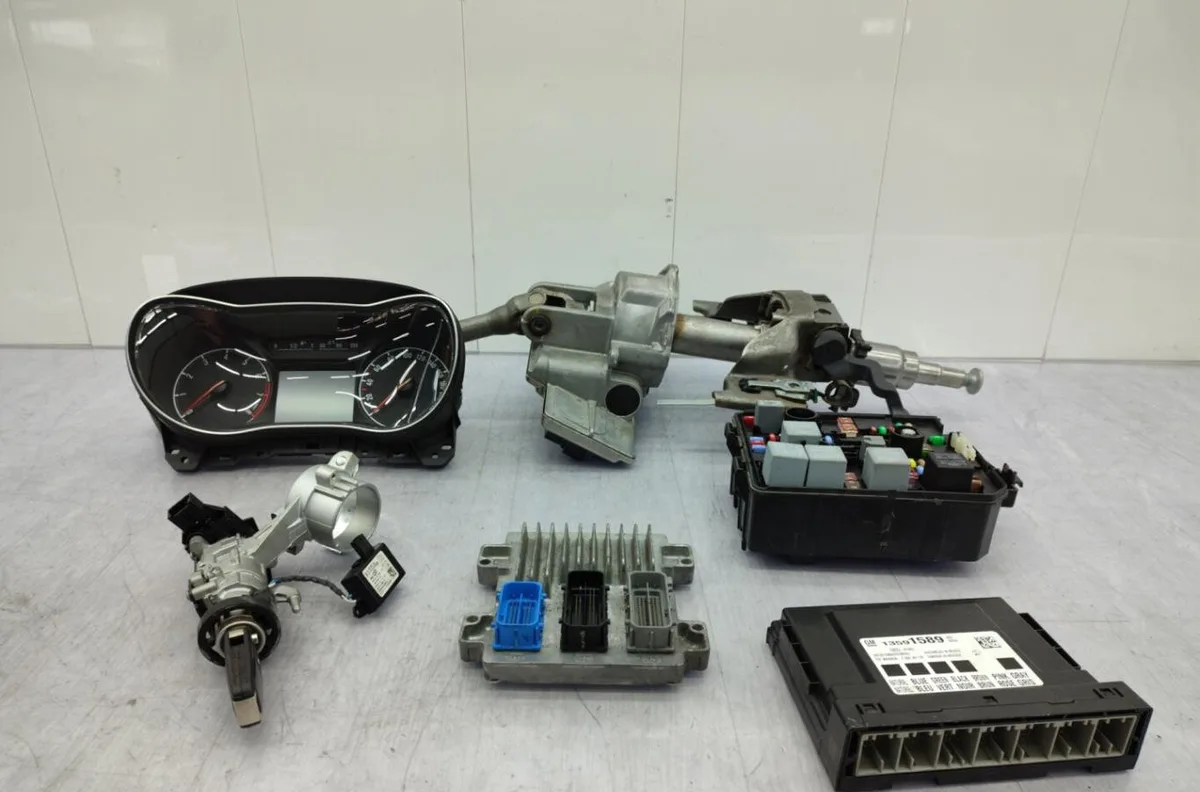 Calculateur moteur OPEL CORSA E occasion
