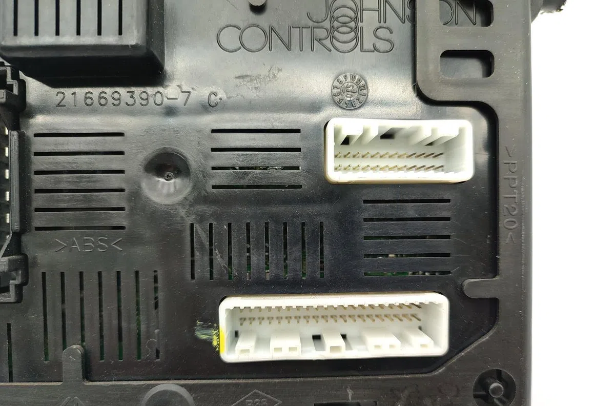 Calculateur moteur RENAULT MODUS PHASE 1 occasion — photo 3
