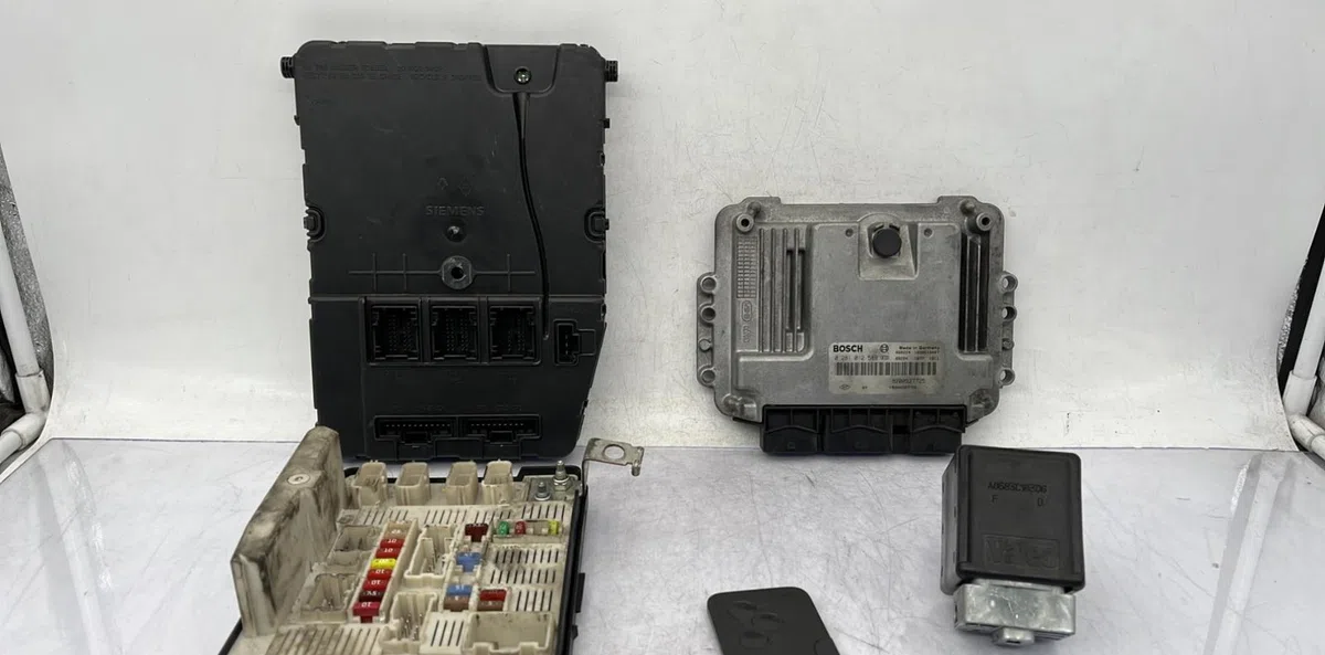 Calculateur moteur RENAULT SCENIC 2 PHASE 1 occasion — photo 2