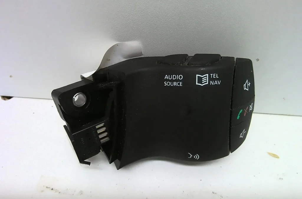 Commande autoradio Renault KOLEOS I (HY_) 2.0 dci 4x4 (hy0k) (2008) occasion