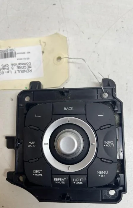 Commande autoradio Renault MEGANE III 3-5 portes (BZ0-1_, B3_) 1.9 dci (bz0n, bz0j) (2008) occasion