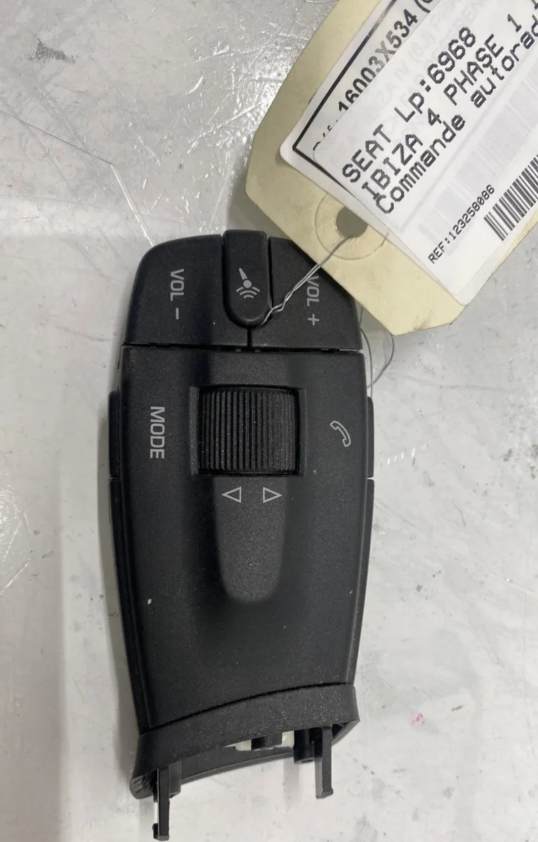 Commande autoradio Seat IBIZA IV (6J5, 6P1) 1.4 tdi (2008-2010) 5 portes occasion