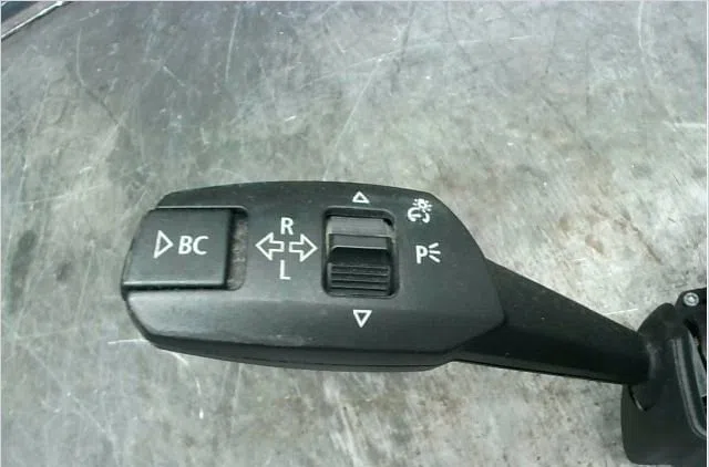 Commande clignotant Bmw 1 (E87) 118 d (2004-2007) 5 portes occasion