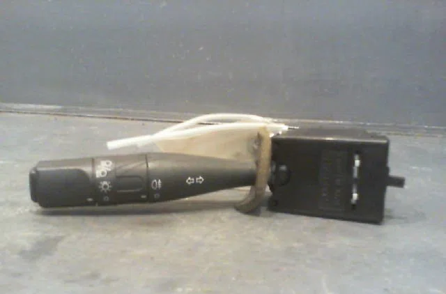 Commande clignotant Peugeot 206 3-5 portes (2A-C) 1.4 i (1998-2012) 3 portes occasion