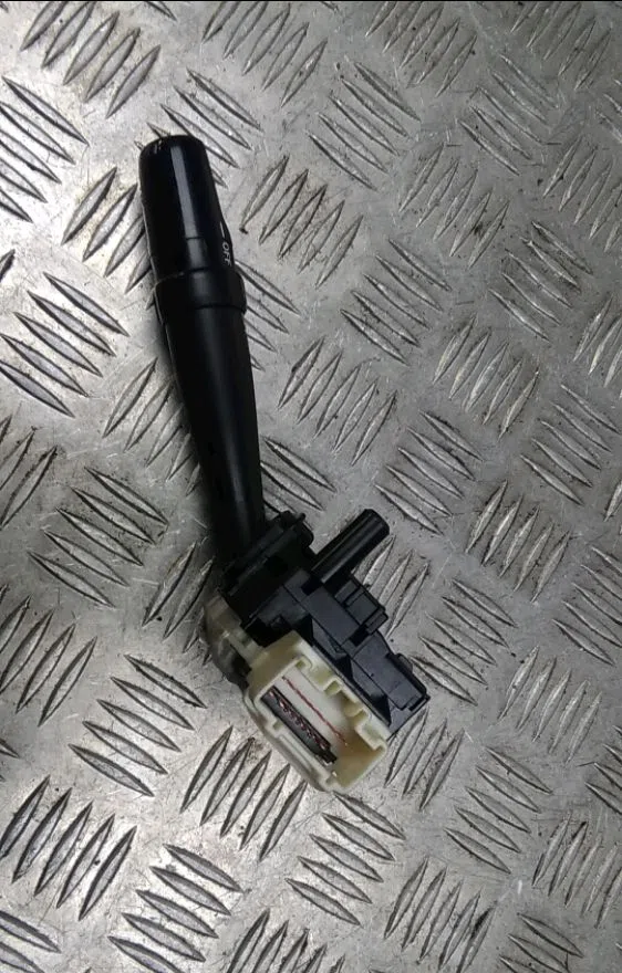 Commande clignotant Toyota AVENSIS Break (_T25_) 2.2 d-cat (adt251_) (2005-2008) occasion