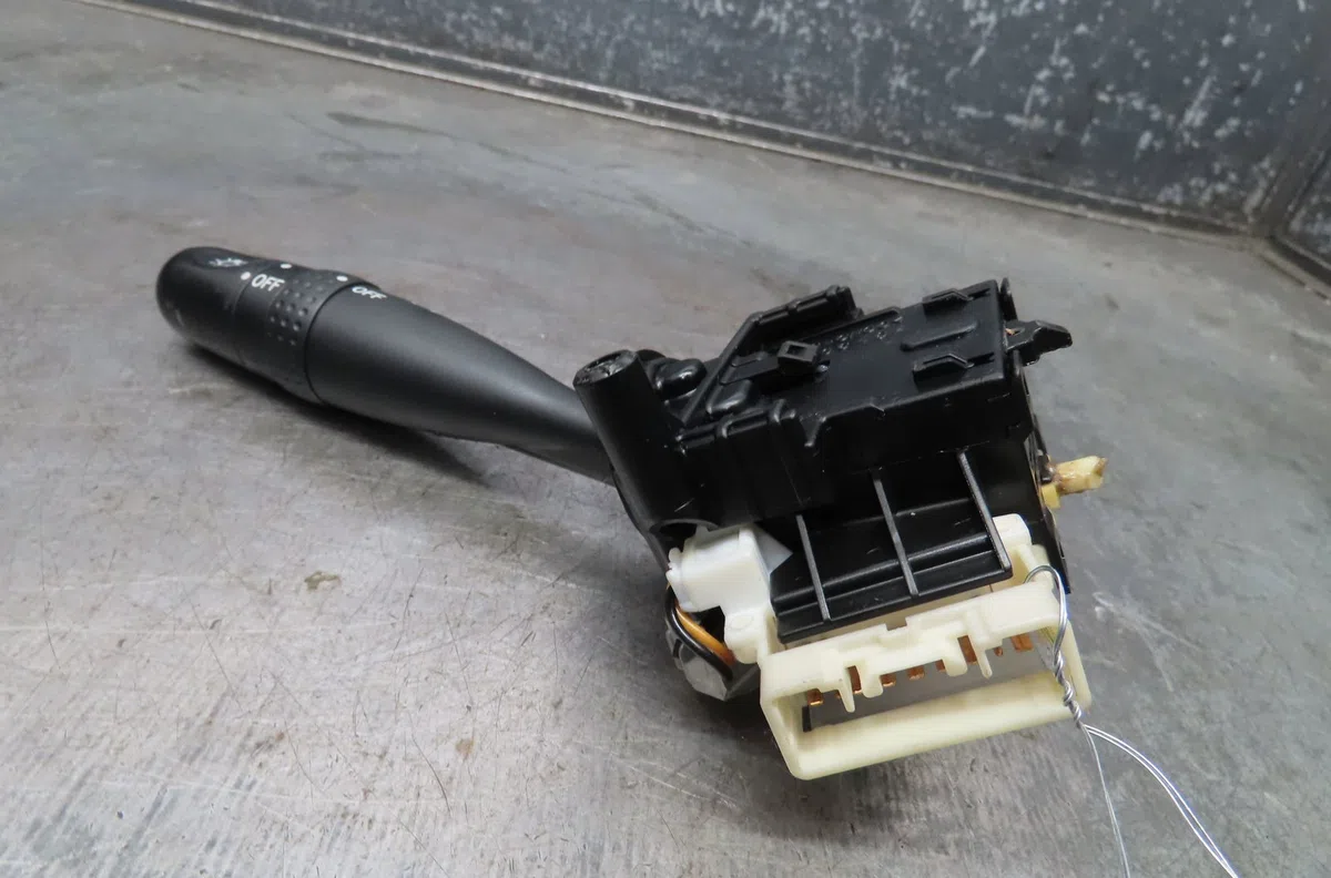 Commande clignotant Toyota COROLLA (_E12_) 1.6 vvt-i (zze121_) (2002-2006) occasion
