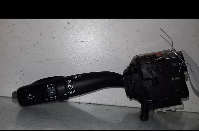 Commande clignotant Toyota COROLLA Verso (ZER_, ZZE12_, R1_) 2.0 d-4d (cur10_) (2004-2009) occasion