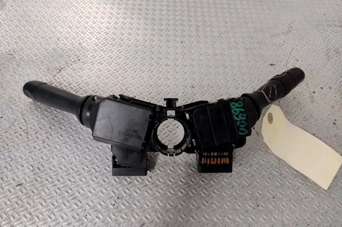Commande clignotant Toyota YARIS (_P9_) 1.3 vvt-i (scp90_) (2005-2010) occasion