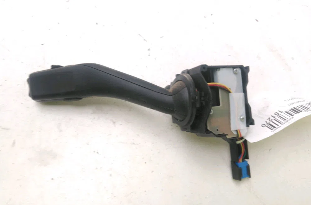 Commande clignotant Volkswagen CADDY III Camionnette-Monospace (2KA, 2KH, 2CA, 2CH) 1.9 tdi 4motion (2008-2010) occasion