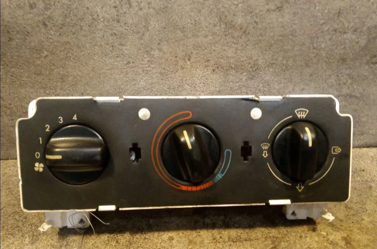 Commande de chauffage Peugeot 306 3-5 portes (7A, 7C, N3, N5) 1.4 (1993-2001) 5 portes occasion