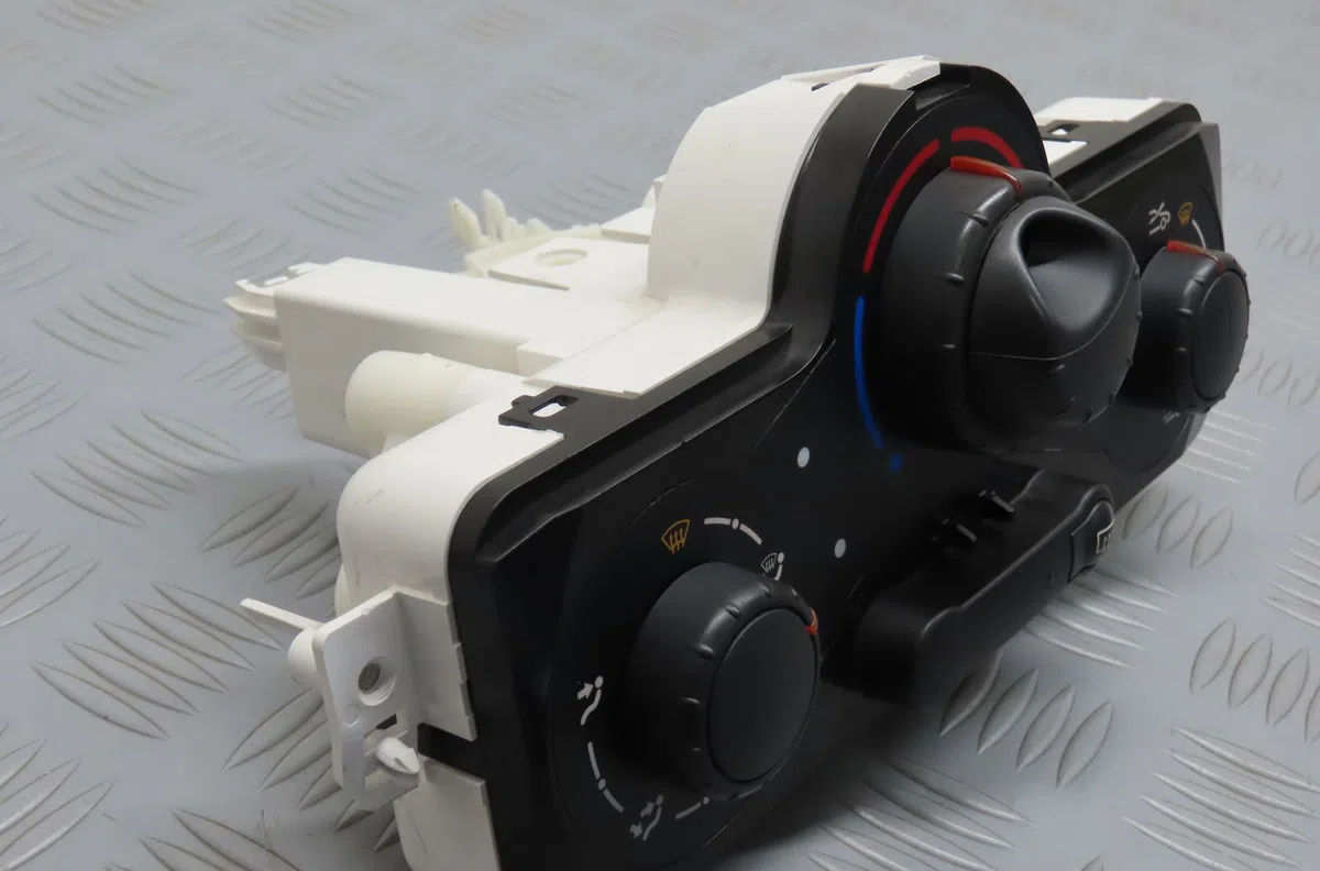 Commande de chauffage Renault CLIO III (BR0-1, CR0-1) 1.5 dci (c-br0g, c-br1g) (2005-2012) 5 portes occasion